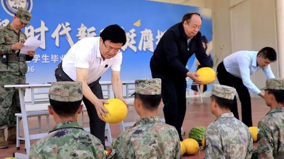 情系军训暖人心——兰州科技职业学院领导慰问2025级新生及军训教官