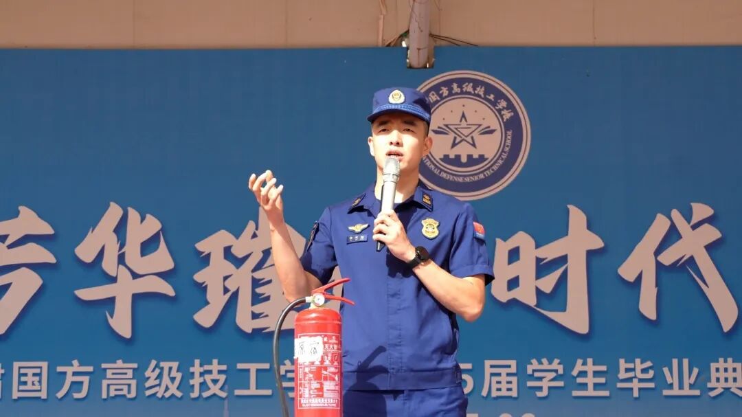 防患于未“燃”——兰州科技职业学院组织新生开展消防演练活动