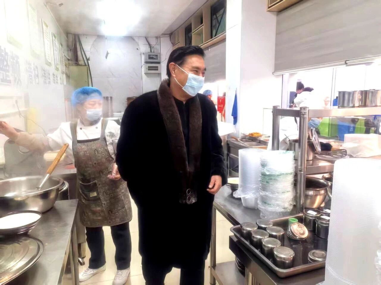 学院董事长孟虎深入食堂亲切询问学生用餐情况