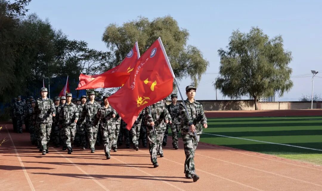迷彩砺意志 青春启新程 | 学院举行 2026 级新生军训考核验收暨总结表彰大会